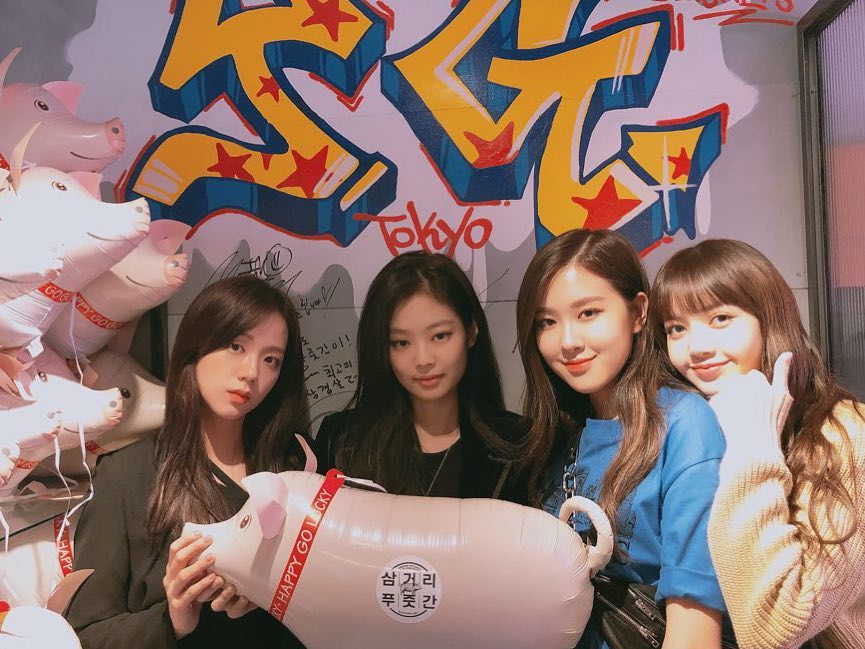 BLACKPINKCNTRAL's tweet photo. 3geoributchers_jp Instagram update with BLACKPINK 

#BLACKPINK #블랙핑크 https://t.co/hXUdEVUuiY