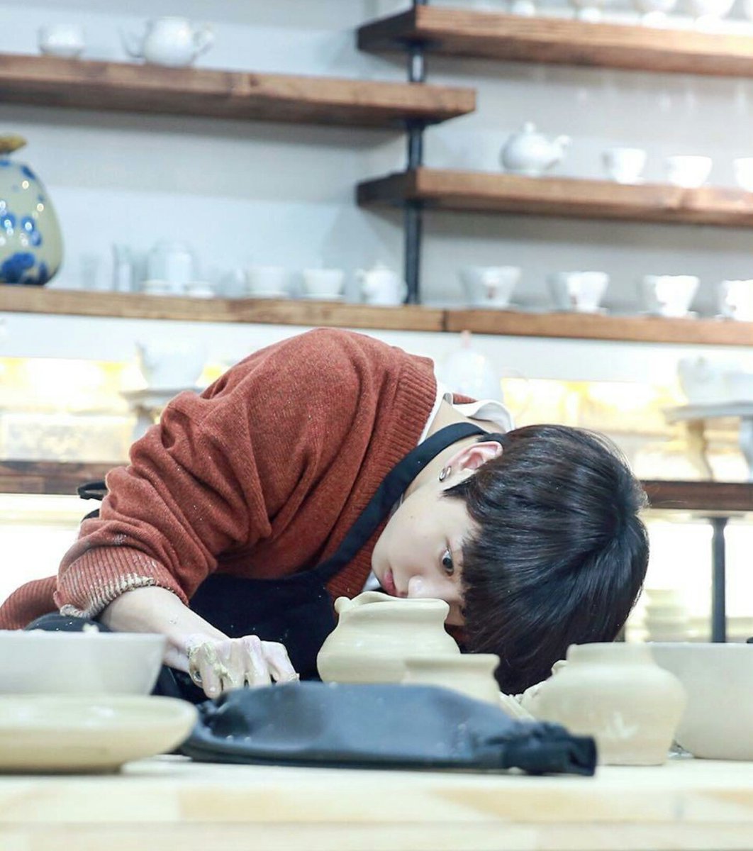 WithLove_JK's tweet photo. จริงจังมากกก หนูจะจ้องอะไรขนาดนั้นลูกกกก หน้าจะเข้าไปในเหยือกแล้วววว https://t.co/90HzQ85Oii