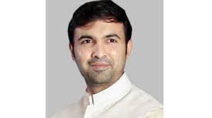 amarke4's tweet photo. Happy Birthday to the person from whom I have the only hope to develop the karad constituency. The person who can employ thousands will create employment for lakhs once elected.@DrAtulBhosale #SmartKarad @BJP4India @Dev_Fadnavis @narendramodi @pudharionline @sakaltimes https://t.co/IS4GUijVTL
