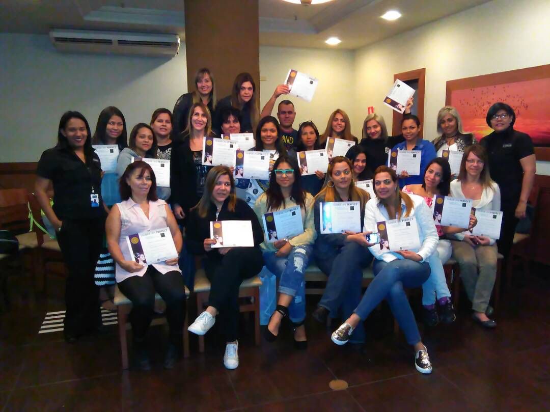 americanpvzla's tweet photo. Felicidades a los participantes que completaron los tres módulos de color de #AmericanPerfect 
Ahora a poner en práctica todos los conocimientos adquiridos!
#seminarioAmericanPerfect #color #Caracas #Venezuela https://t.co/g10uNkJq97
