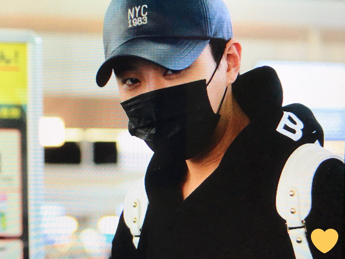 180328 FOTOS DE YEJUN EN EL AEROPUERTO  DZWm4HoXkAA-A6j