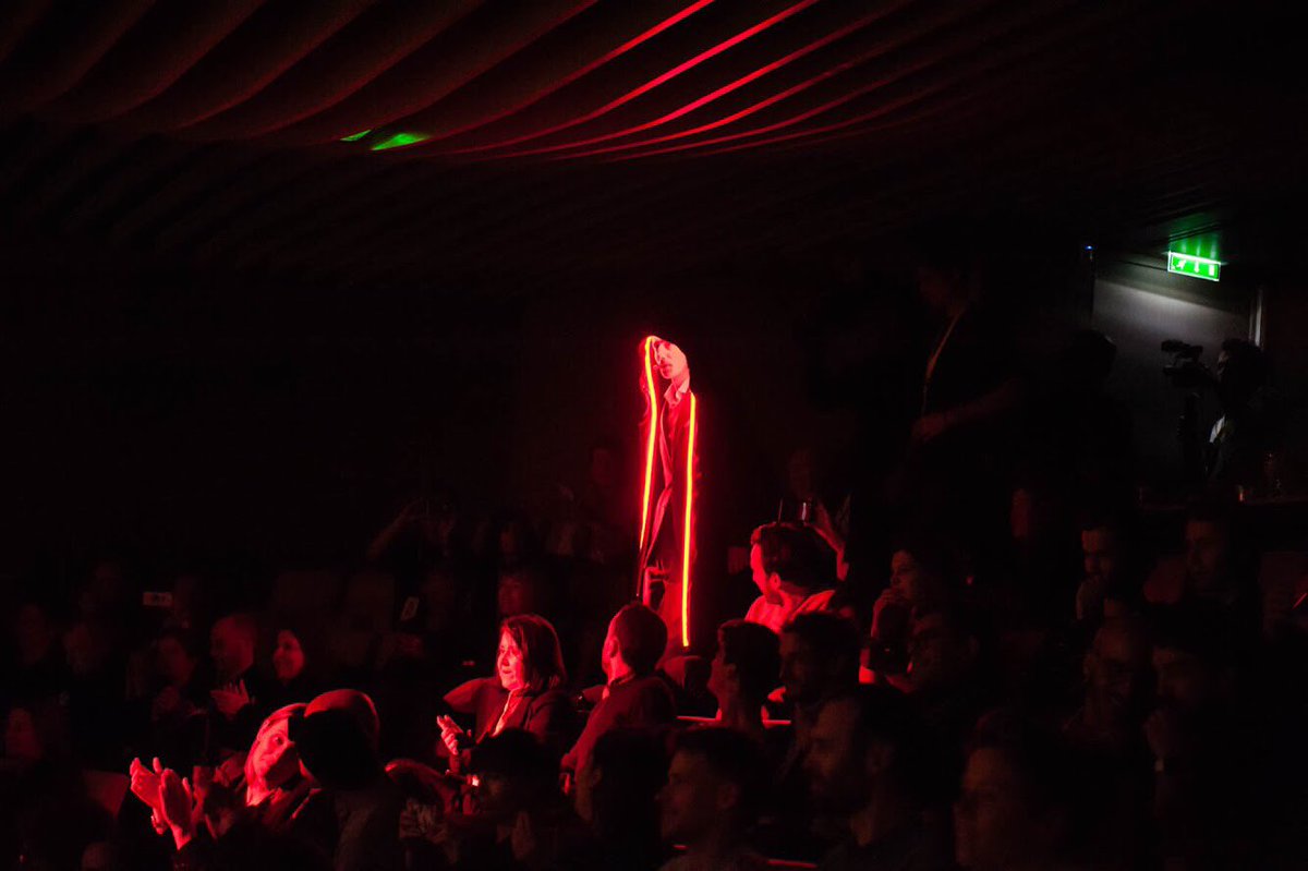 #LabPostal // Hier soir, avec <a href="/TheBosonProject/">The Boson Project</a> on a vécu l'épisode 1 de Tchatche ! Un combat oratoire où les mots ont eu du poids et du pouvoir ! 8 combattants, 4 joutes, 12min par joute ! C'était fou et les débats étaient forts ! Merci au jury et aux joueurs ! #tchatcheJOC