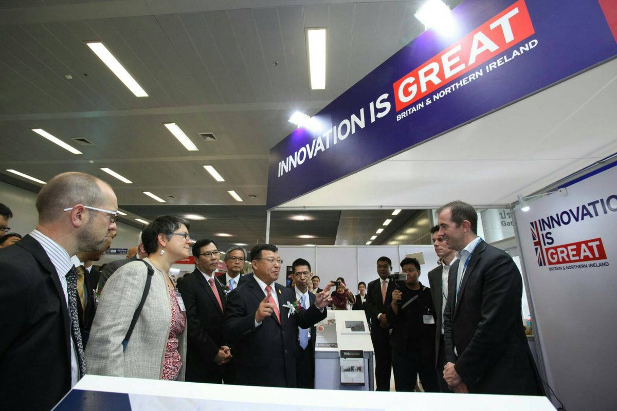 ukinthailand's tweet photo. นายไพรินทร์ ชูโชติถาวร รมต.ช่วยว่าการกระทรวงคมนาคม เยี่ยมชมนิทรรศการซึ่งจัดแสดงผลงานชั้นยอดด้านอุตสาหกรรมการรถไฟของอังกฤษที่งาน #RailAsia Expo พบกับบูธของ🇬🇧ได้ที่ชั้น 2
ของสถานีแอร์พอร์ตลิงก์มักกะสัน https://t.co/kwROGghQuJ