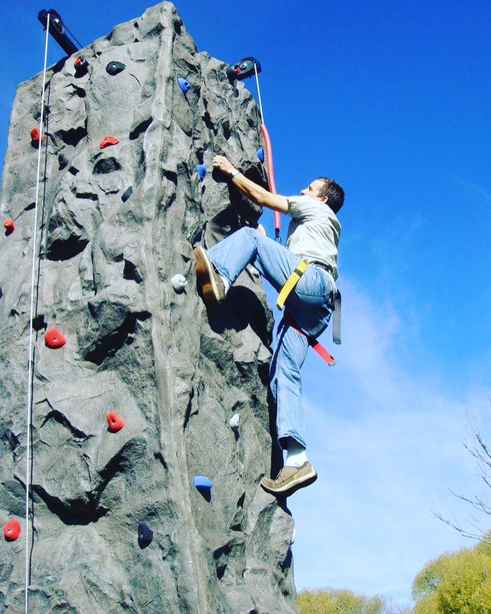 Карабкаемся на верх девушка. Скалолаз. Скалолаз на стене. Climbing up the walls. Climbing up the walls.