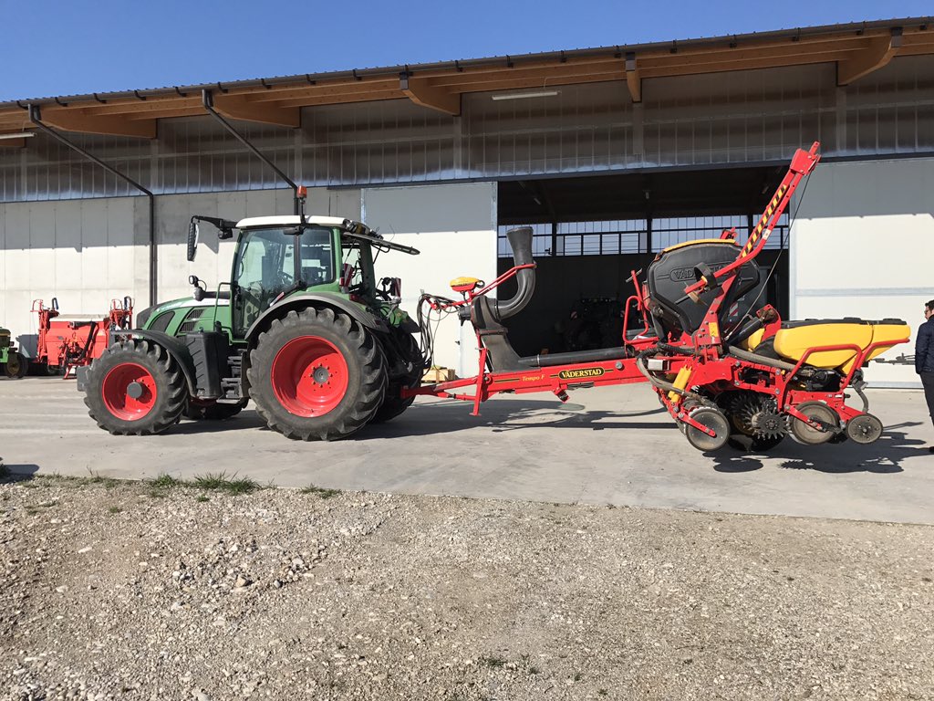 ondro_'s tweet photo. #ClimateCorp #FieldView #PrecisionAg training in #Venice🇮🇹. I'm really happy that I could attend on this awesome meeting👍. #ModernAg #DigitalAg #FieldViewDrive #DEKALBSMART https://t.co/JOqMdRa8jL
