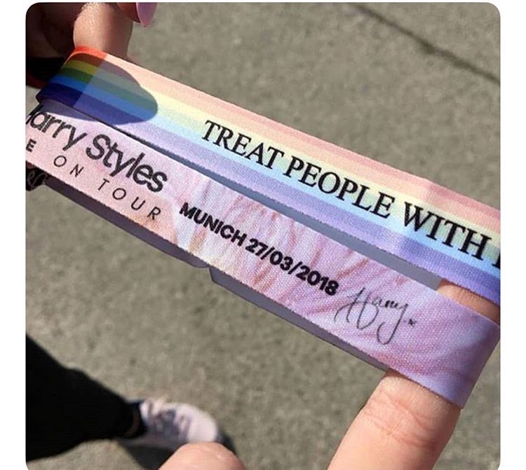 ShariSchwaller's tweet photo. If anyone want these wristbands @Harry_Styles please retweet this. We try to sell them and donate the money!! #HarryStylesLiveOnTour #HarryStyles https://t.co/9twQo3GETz