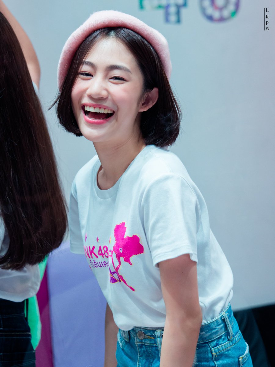BearholdingCam's tweet photo. แจกฟามสดใส 😆😆

[180326] #92Mine #BNK48 #BNK482ndGeneration @ Digital Live Studio,Emquatier
By : หมีถือกล้อง https://t.co/9rnYLp3x66