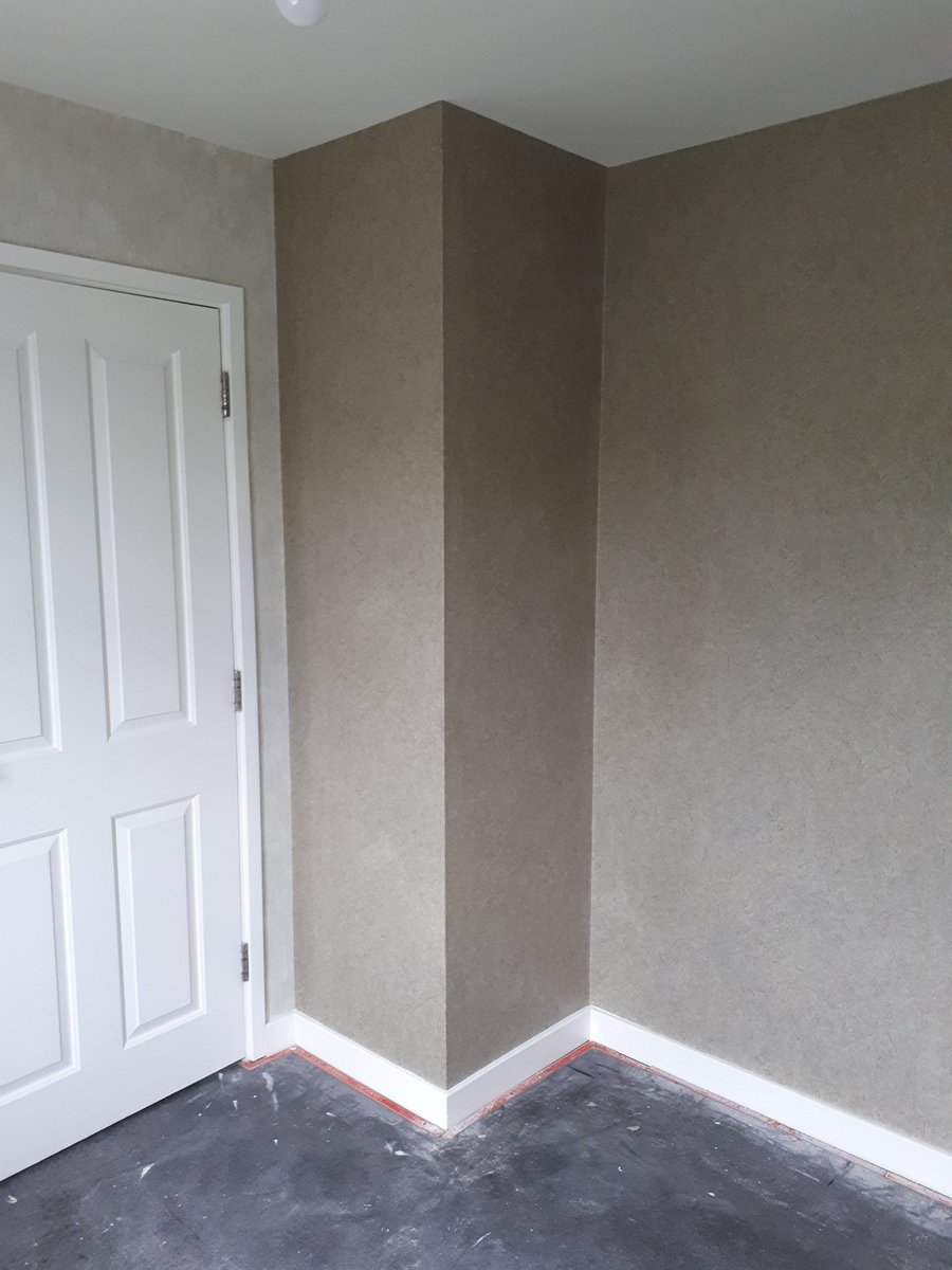 Just finished this workroom with two contrasting wallpapers.  Home for lunch me thinks!! #wallpaper #MiltonKeynes #decoration