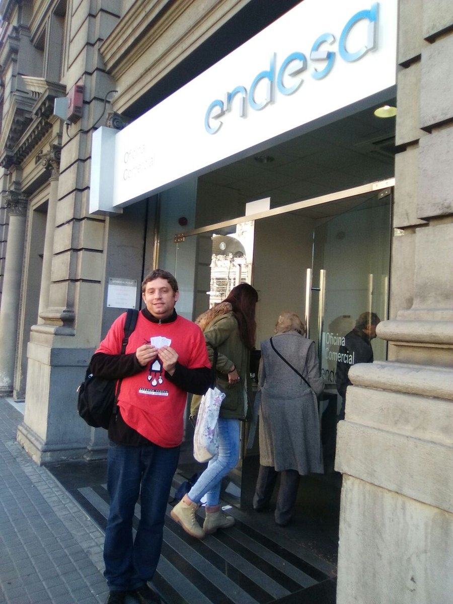 APE_Cat's tweet photo. I el nostre incansable company Salva, portant a @Endesa, dintre de la nostra campanya de #condonacionsAPE, 📝 visibilitzant el seu cas. #PowerApe 💪💪😍#NiSetNiFredNiFoscor 💦 🔥 💡 https://t.co/RqRHpHdGUs