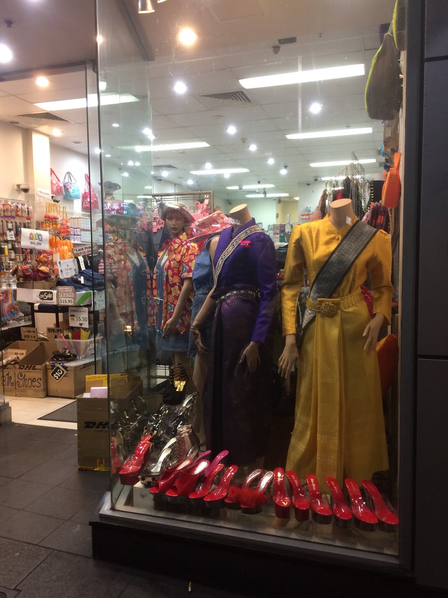 กระแส #ออเจ้า #บุพเพสันนิวาส แรงทะลุจากเขตแดนอโยธยาข้ามมาถึง Sydney มีชุดไทยให้เช่า/ขายในไทยทาว์น นัยว่ากำลังฮอทฮิต

งานเทศกาลไทย 2018 ซึ่งจัดโดยกงสุลไทย ซิดนีย์ เมื่อเร็วๆนี้มีหนุ่มสาวชาวไทย นต่างแดนแต่งชุดไทยเดินเกลื่อนเมือง