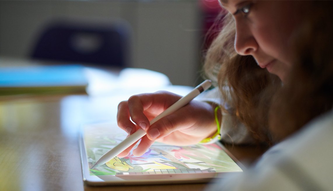 ForbesME's tweet photo. @Apple Inc introduced a new 9.7 inch iPad on March 27 in order to nudge its way into the education industry offering it to schools at $299. #iPad #Apple #iPad97 #ApplePencil #AppleiPad
https://t.co/aTqNIeTZuK https://t.co/dK94TTGidm