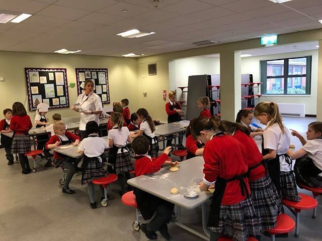 alphabakeHO's tweet image. #Hardatwork #Workingwithkids #Cookingwithkids ift.tt/2GeqVWJ