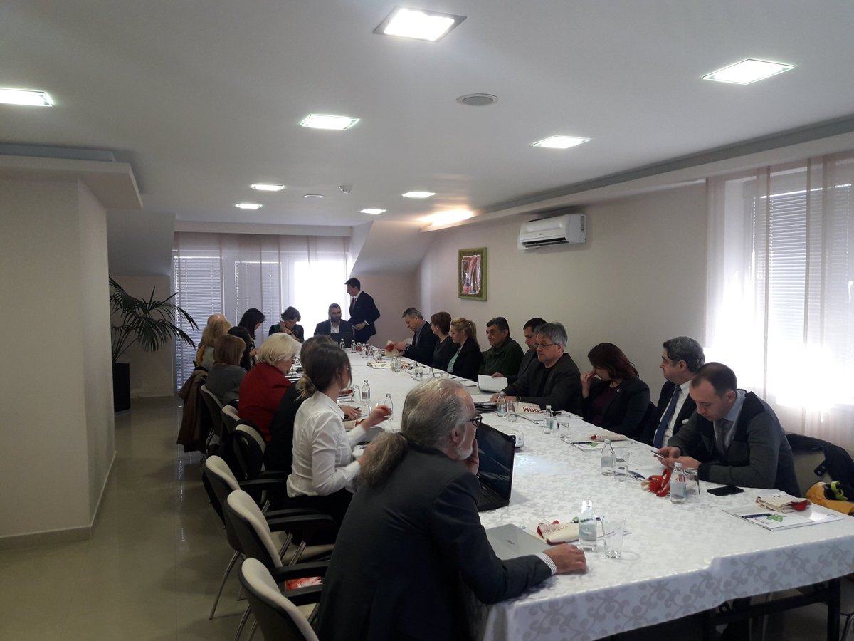 CEVES1's tweet photo. Treća radionica na temu "Kako privredni rast utiče na ljudski razvoj" sa lokalnim sagovornicima u Nišu. U toku je "živa" diskusija o dostojanstvenim radnim mestima, nejednakosti i šansama za kreiranje novih uslova za kvalitetna radna mesta. #PerformNetwork https://t.co/8XhaGeakRA