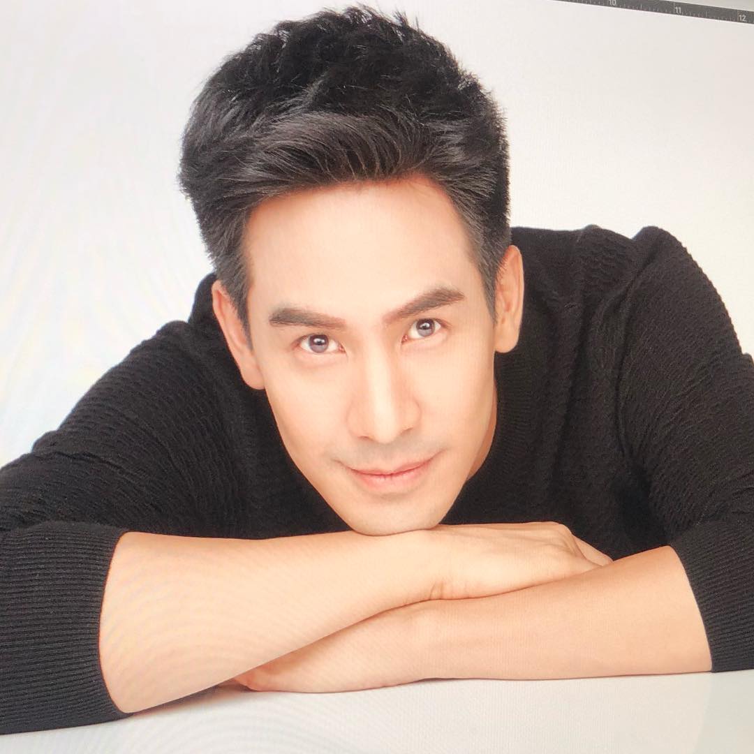 pjgalzza's tweet photo. "เพียงสบตาเท่านั้น หัวใจฉันก็อบอุ่นใจ
เพียงสบตาเธอนั้น ฉันก็รู้ทันใด
ว่าเธอคือใครคนนั้นที่ฉันรอ" งืออออ...ข้าแพ้สายตาคุณพี่ทุกทีสิน่าาา
#โป๊ปธนวรรธน์  cr.ig @ingza_hairstylist https://t.co/NkPHJTyzA1