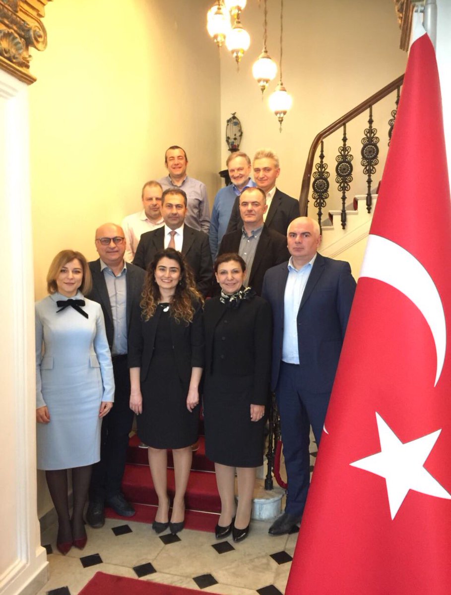 GlkzTulay's tweet photo. Batum Başkonsolosumuz Makbule Koçak Hanım ECU Yönetim Kurulu ve Gürcistan Spor Bakan yardımcısnı konutunda ağırladı.Yabancı ülke temsilcilerine Türk Konukseverliğini gösteren ve bizleri de bu davetiyle mutlu eden Başkonsolosumuza teşekkür ederiz @TCBatumBK https://t.co/hhycDZOMTO