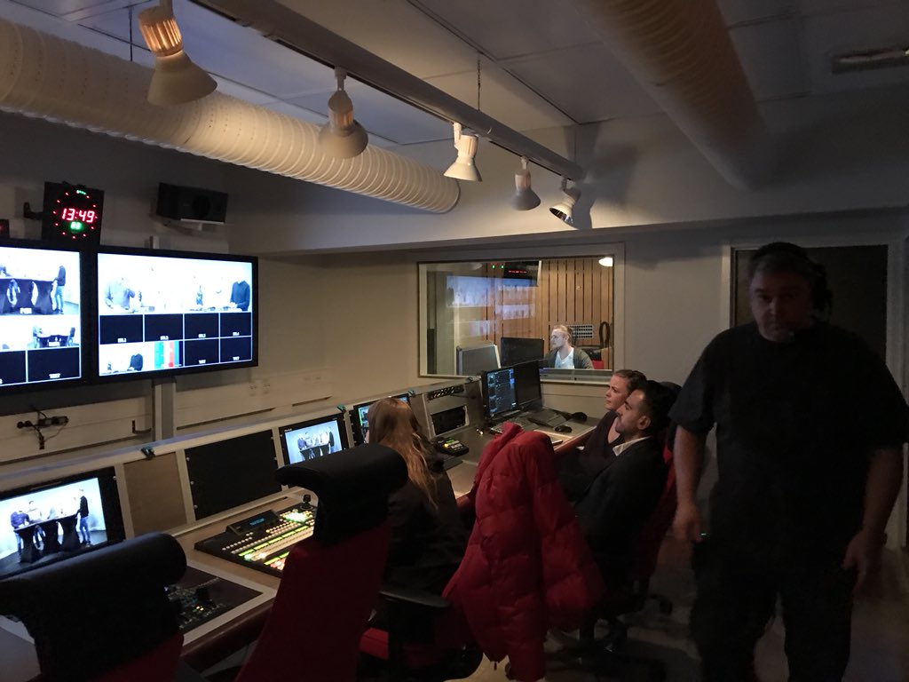 PelleKassman's tweet photo. Gy.skolorna i #botkyrka redovisar arbetsuppgifter som gjordes under årets #bett. Här frågan: Hur påverkar elevers digitala vardagserfarenheter undervisningen och ledarskapet? #tumbagymnasium #botkyrkaskola #xenter https://t.co/AhAXgwcNdB