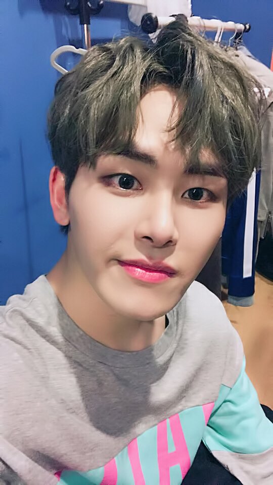 HoWon_official's tweet photo. 저녁 11시 루프탑에서 여러분을 기다리는 호원쓰의 셀카 💜 조금 이따 봐요 👏🏻

https://t.co/N2YtuN8VwV

#All_Eyes_On_HOYA
#HOYA #HOWON #호야 #호원 https://t.co/nI93gIm8QO