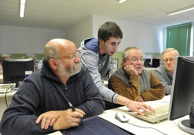 Urbanmba_'s tweet image. #OlderGeneration are in need of support? We think they can support the #YoungerGenerations, why ?
1 They are a huge resource for our #society
2 They have time
3 They have knowledge &amp;amp; wisdom
Why not utalise them more to help solve &amp;amp; influence problems?
 #WednesdayWisdom #Senior