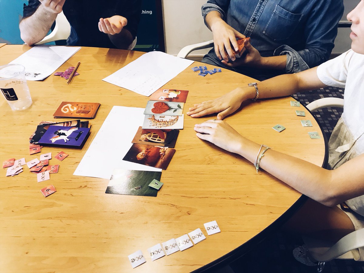 Sieht nicht unbedingt nach Arbeit aus, oder? In der #Mittagspause wird unser Meetingraum gerne mal zur Spieleoase. Bei einem Ratespiel lernt man seine Kollegen direkt besser kennen. #ErlebeEs #arbeitsalltag #thailand #bangkok