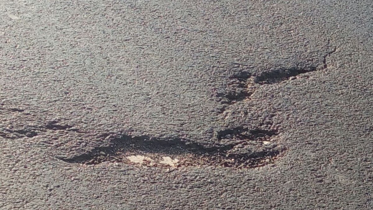 Dsurya0077's tweet photo. @NHAISocialmedia @nitin_gadkari @dtptraffic This is the ground reality of NH-24. The newely constructed road. Can see the construciton quality between Motherdairy to mayur vihar phase-2 trench. this pics opens the black face of ignorance and professionalism of Highway authority https://t.co/jvWcT5w7zi