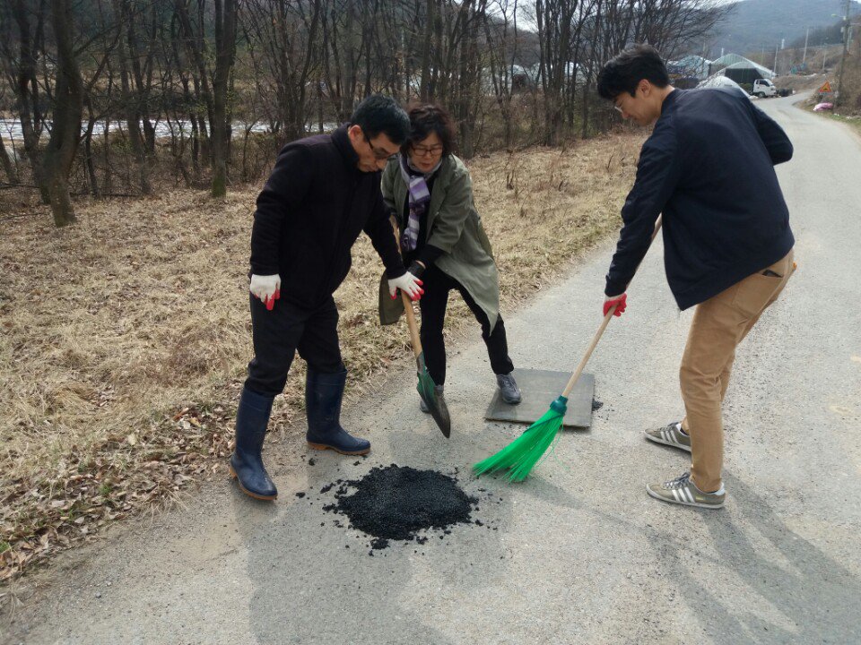 #성남시 #수정구 #시흥동 (동장 황연희)

3. 28.(수) 오늘은 금토로107번길 일원, 군데군데 파여 있는 이면도로에 대한 응급보수 작업을 진행하였습니다!
손길이 필요한 곳은 많지만 천리길도 한걸음부터겠죠? 😅

언제나 발로 뛰는 행정! 여기는 수정구입니다!! 😊