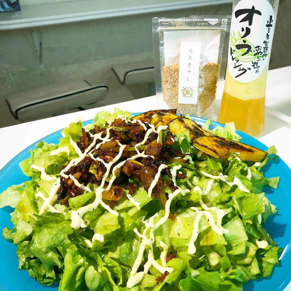goriwonder's tweet photo. #高田めし #昼ごはん #サラダ飯 #飛魚煮干しドレッシング #オリーブドレッシング 合わせて さっぱりと。
ハマりそう。
飛魚煮干しの風味が、効いててそしてさっぱり!
#島田製麺食堂 #小豆島製麺所のおやじが造ったオリーブドレッシング #kobe #居留地 #gallery6 https://t.co/iL9XbG7For