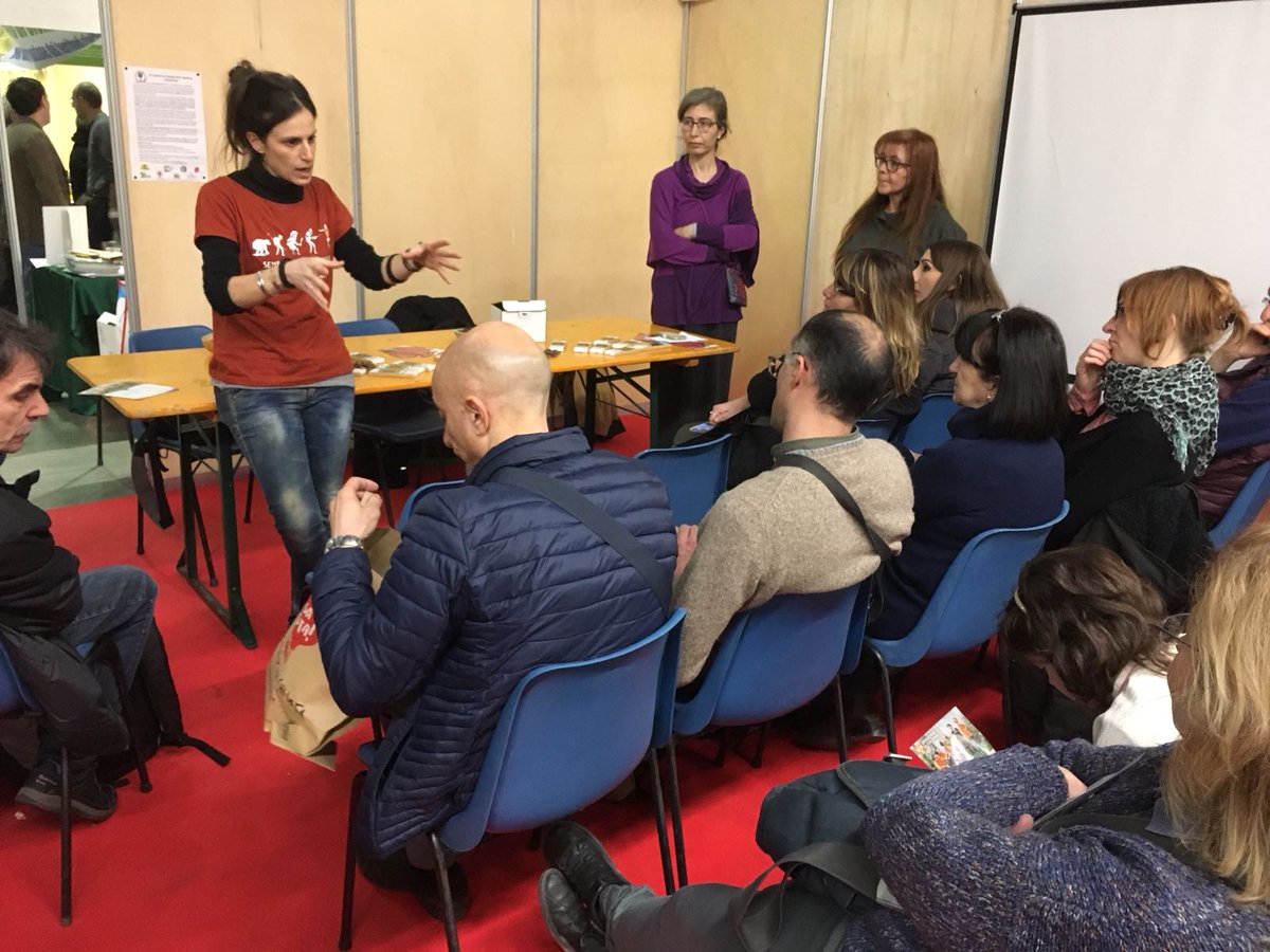 OpColombaApg23's tweet photo. Storie di resistenza #nonviolenta dietro a del #cioccolato È #chocopaz prodotto da @QuetzalModica con il #Cacao #Biologico prodotto dalla @cdpsanjose in #Colombia Questo cioccolato di #Pace è stato presentato alla fiera @FaLaCosaGiustaS https://t.co/bSuOd6dUty