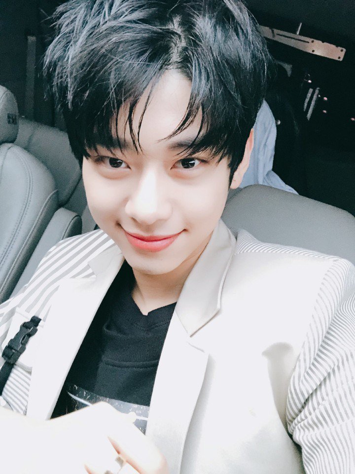 bnmboysofficial's tweet photo. [#MXM/#김동현]
안녕하세요 !!동현입니다 ~!
어제 패션위크를 다녀왔는데 처음 가보는 곳 이여서 살짝 긴장했지만 재밌게 보고왔어요~~!!
생각보다 팬분들도 많이 와주셔서 너무 반가웠어요!!!! 요즘 미세먼지가 심하다니까 다들 마스크 쓰시는거 잊지 마시고요!!😷😷😷👍😽 https://t.co/4aHkBqKlo6