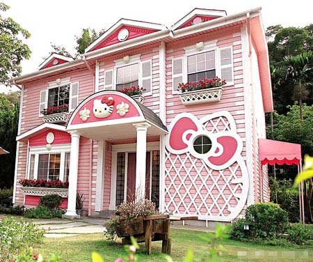RentalsPMS's tweet photo. ¡El día de la casa! Y sí, esta casa existe de verdad y cuenta con todo lo necesario para vivir (comedor, salón, dormitorio y cocina) Se encuentra en Taiwán, al Este de Asia. La casa se construyó para hacer un homenaje a este personaje, y hoy en día es un museo. #FelizMiércoles https://t.co/MXamUCXD0I