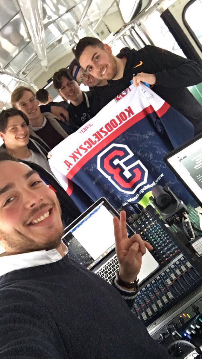 Les_Haters's tweet photo. Un grand merci à Virgil et Andy, joueurs des @bulldogsdeliege d'être venus dans le #StudioBus en direct sur @48fm 📻🚌🏒
Avec @AntoineDemou et @SimonsJulien , Jamso et Bobo https://t.co/ghnqBXjCPf