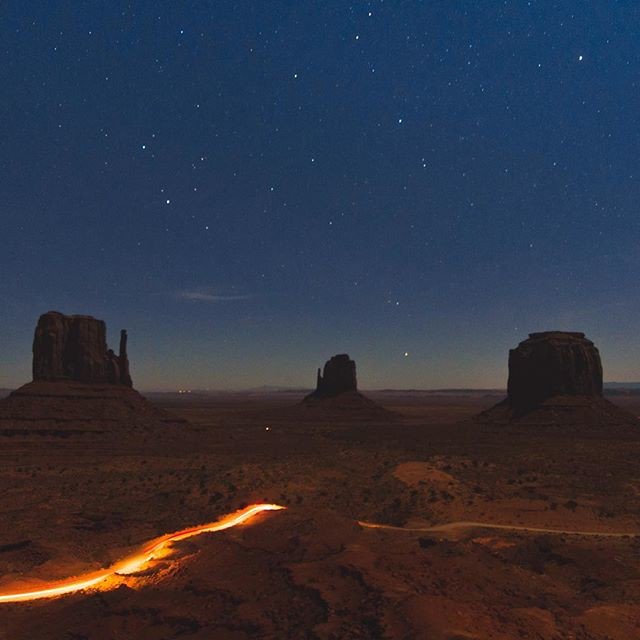 staartsblog's tweet photo. Reposting @petrin_express: - via @Crowdfire 
Premiers essais de photo de nuit plutôt concluants 🤩
•
•
•
#nightshot #longexposure #monumentvalley #monumentvalleynavajotribalpark #monumentvalleypark #monumentvalleygram #utah #visitutah #exploreutah #roadtripusa #outdoorsusa https://t.co/9ERyVGieFU