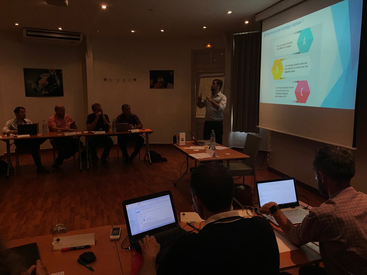 ThierryCalderon's tweet photo. Aujourd'hui nous formons les Gรฉomรจtres Experts de #LaRรฉunion sur le sujet "Comment trouver des clients grรขce au digital ?" @ThierryCalderon @UNGE_officiel #formationmarketingdigital #inboundmarketing #contentmarketing https://t.co/gZOjUnEH1B