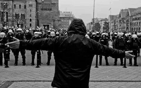 Nunca se debe confundir la confianza en que al final triunfarás -que nunca puedes permitirte el lujo de perder- con la disciplina para enfrentarte a los hechos más brutales de la propia realidad actual, sea cual sea.