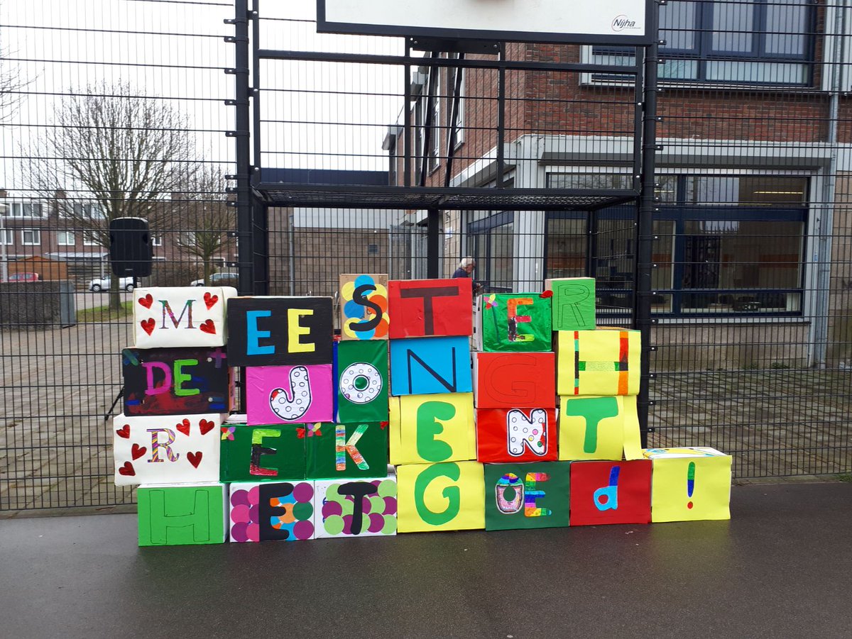 mrdejongh's tweet photo. Het is de grote rekendag 2018! Ingeluid met behulp van de politie, die de dag op knallende wijze opende! De meester de jongh rekent het goed @groterekendag @StgOrion https://t.co/mqYm1wgfAe