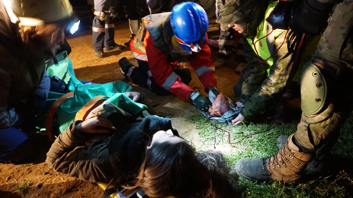 grupo_samu's tweet photo. Un ejercicio de resistencia y autocontrol en un escenario "austero, complejo y agresivo, y los alumnos han aprendido a convivir y a trabajar con otras instituciones de respuesta a #emergencias". #CrisisTaskForce2018 en @EPAndalucia 📢📢 https://t.co/YAc1fh1OPw #urgencias https://t.co/b3YQ9U1dlT