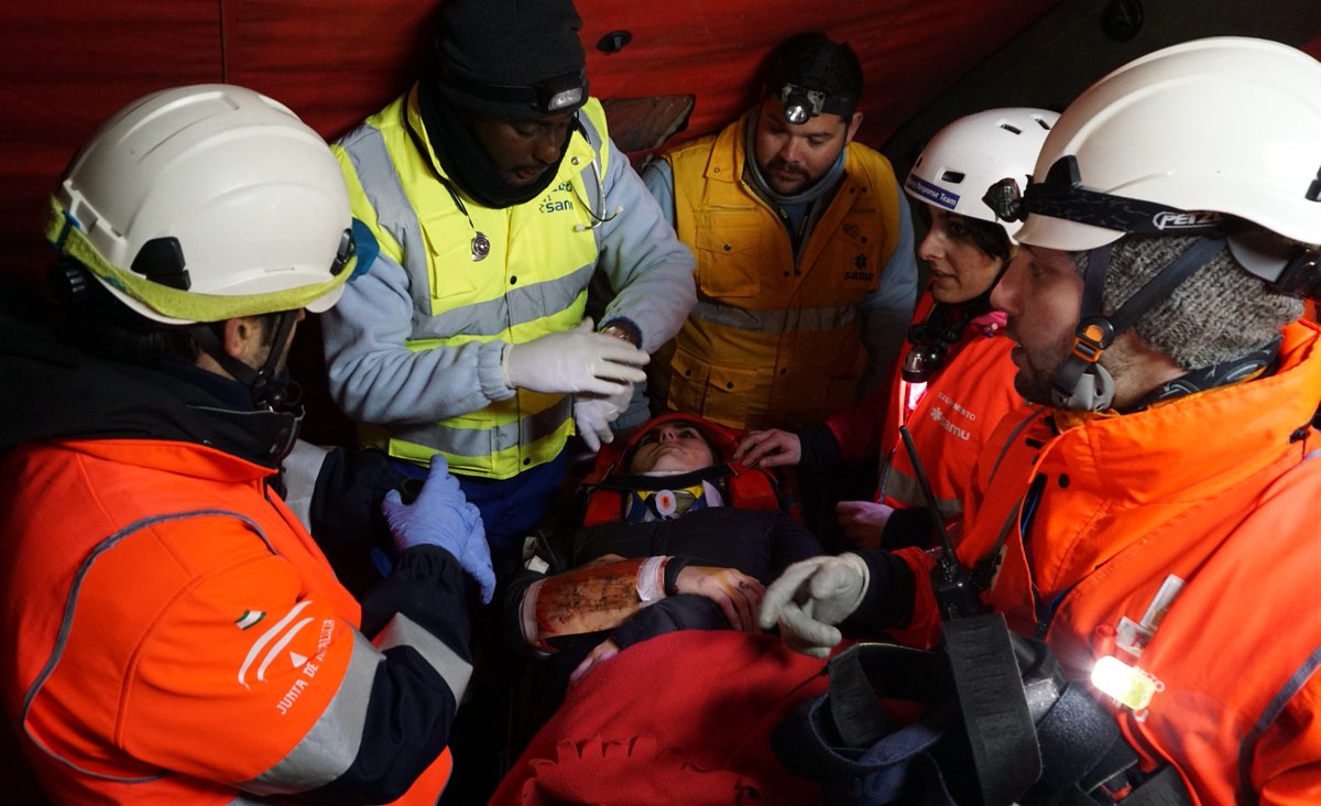 grupo_samu's tweet photo. Un ejercicio de resistencia y autocontrol en un escenario "austero, complejo y agresivo, y los alumnos han aprendido a convivir y a trabajar con otras instituciones de respuesta a #emergencias". #CrisisTaskForce2018 en @EPAndalucia 📢📢 https://t.co/YAc1fh1OPw #urgencias https://t.co/b3YQ9U1dlT