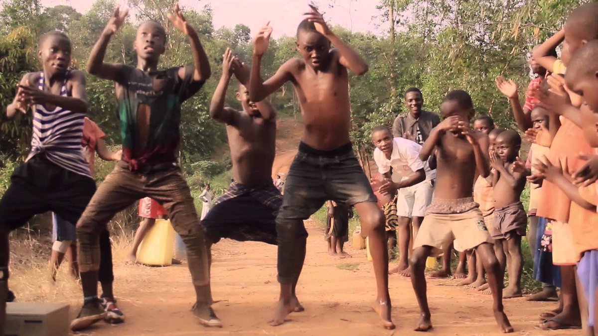 Чернокожая танцует. Негр танцует. Танцы африканских племен. Танцы негров в Африке. Африканские дети танцуют.