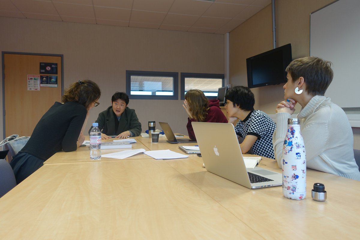 ESSECGlobalMBA's tweet photo. After a day of group work, the teams are now meeting with their coaches for a Review Session on how they have progressed for their respective @DWC_ESSEC projects. #DWCESSEC #ESSECGlobalMBA https://t.co/aoAPqevrCj