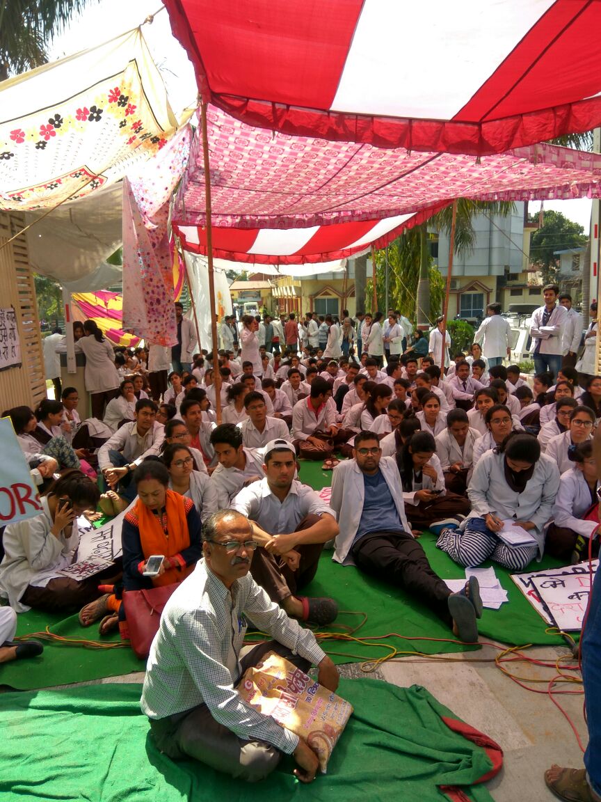 SuneelS61264777's tweet photo. 500% Fees badhane ke virudh me uttarakhand ke medical student and parents dusre din bhi dharne par. Students puri raat bhi sadak par rahe. No response from State Govt. Shameful.@PMOIndia @ravishndtv @abpnewshindi @tsrawatbjp #doctorsnotbanks https://t.co/PfPOKAubvu