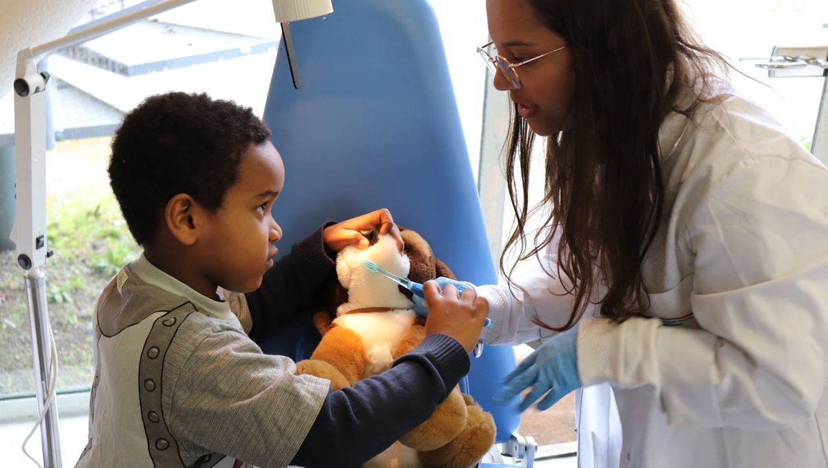 Un hôpital éphémère pour soigner son doudou🐻
Expert·e·s en bobologie, les nounoursologues de l'Hôpital des doudous sont au #Carrefour18. Jusqu'à demain, les étudiant·e·s en Santé jouent au docteur😷ouest-france.fr/bretagne/renne…
#HopitaldesNounours #AnimHostos #Rennes1soutient