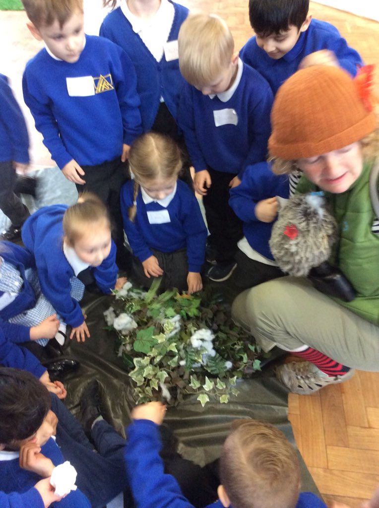HillstonePS's tweet photo. We looked for leaves and sticks to build him a new house. @PlayHouseBham #languagealive #hpseyfs https://t.co/3OA80bUn0z