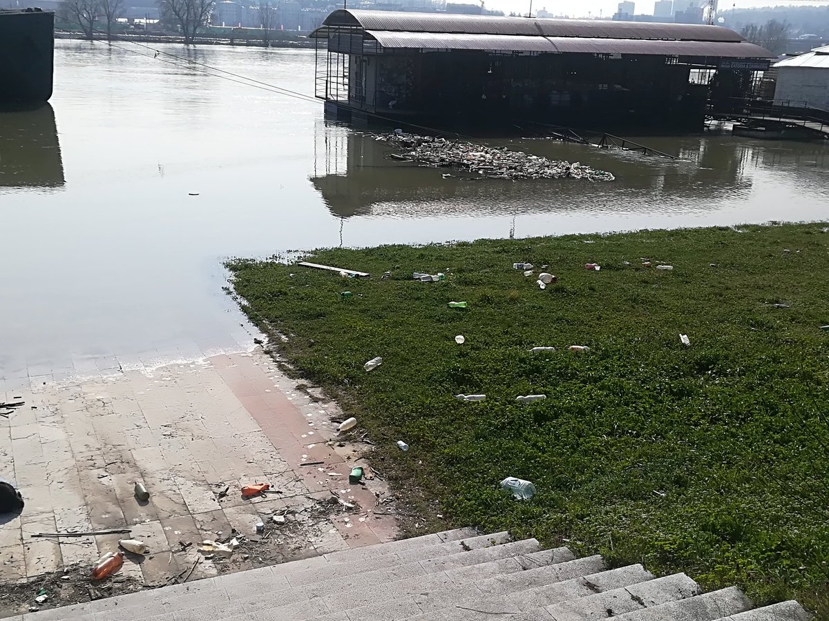 marebatica7's tweet photo. Savski kej danas izgleda ovako. Zasto se niko ne bavi ovim pitanjem? A da, bitnije su nam kule, #BGH2O https://t.co/M8NwKHQrwF
