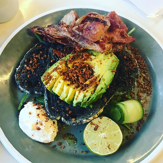 pangaloofood's tweet photo. Our favourite brunch stop in London Town the one and only @daisygreencollection #daisygreen #beanygreen #timmygreen #brunch #londoneats #aussiebrunch https://t.co/WIJQiEAprH