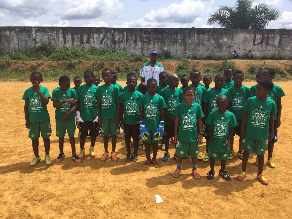 El clinic del <a href="/RealBetis/">Real Betis Balompié 🌴💚</a> <a href="/FMartinezHmnos/">Fund. Martínez Hmnos</a> @Fundacion_Betis <a href="/Curro_Picchi/">Curro M.Picchi</a> en evinayong #valores #educacion