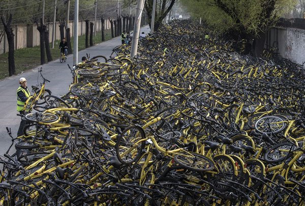 Incredible pictures from #bikesharing gone crazy in China ... irrational exuberance everywhere. 
theatlantic.com/photo/2018/03/…