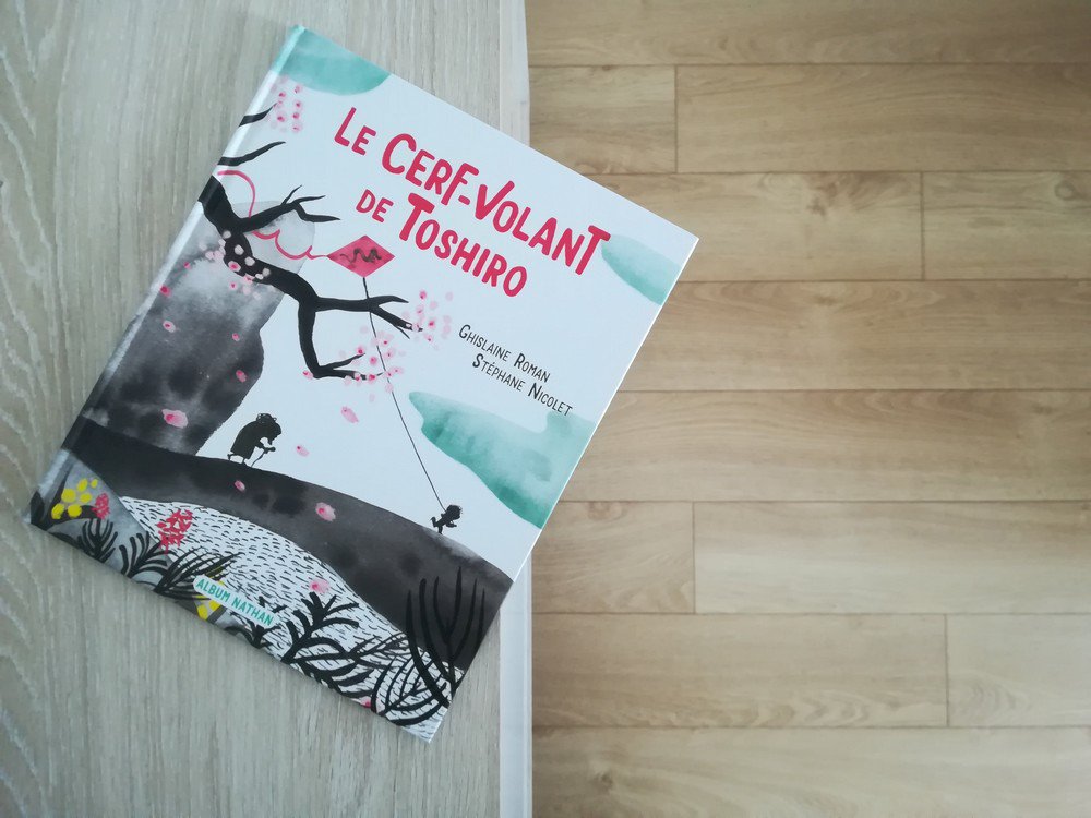 Chic, c'est mercredi ! Que lisent vos enfants aujourd'hui ? 😊 Nous on a choisi un magnifique album sur la relation entre un petit garçon et son grand-père, "Le cerf-volant de Toshiro" 💜 devinequivientbloguer.fr/le-cerf-volant…