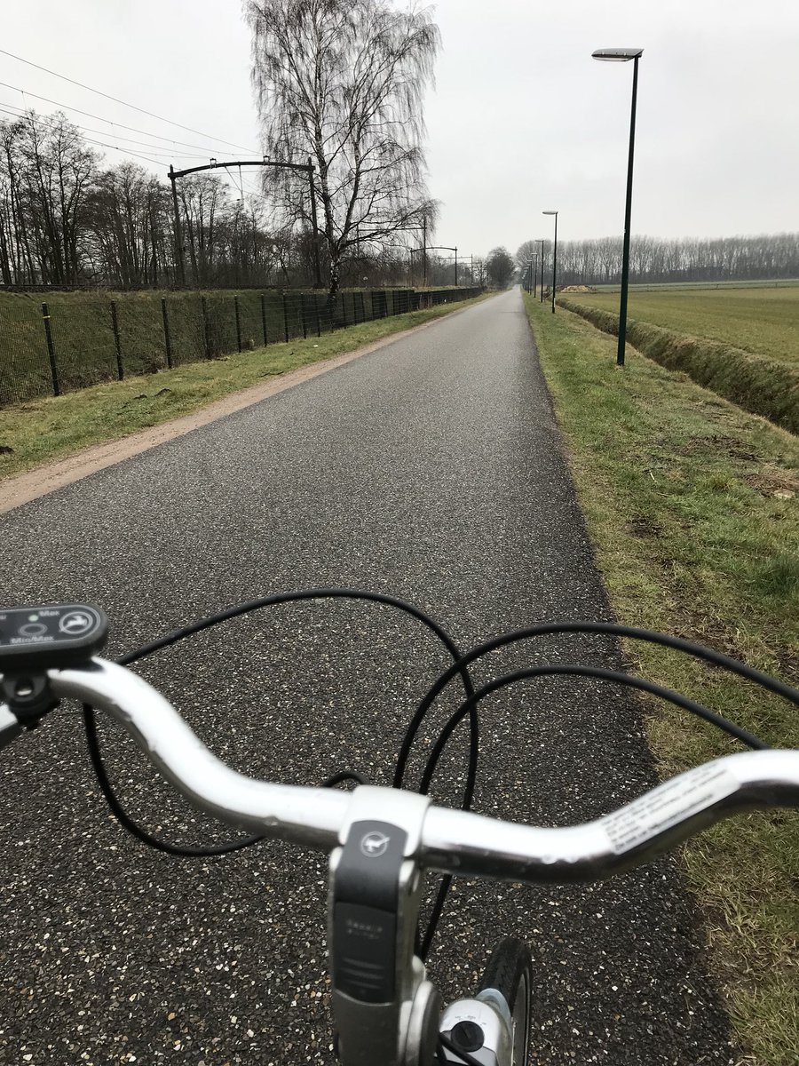 mpatist's tweet photo. Gaan we straks al die autoforenzen op de #N282 #A58 vertellen hoe gelukkig en gemakkelijk fietsen naar het werk is over de F58 (SFR Tilburg-Breda) of houden we dit geheim onder ons #fietsers ? @brabantfietst @gemeentetilburg @breda @gilzerijen https://t.co/8tTxyX5VuK