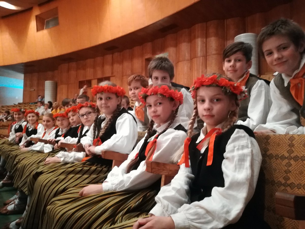 TukumaIP's tweet photo. Vēl īss mirklis... plkst. 11.00 #SlampesKultūraspilī sākam #Tukuma #Engures #Jaunpils novadu skolēnu tautas deju kolektīvu lielkoncertu #Zemgalesbļoda @TukumaIP novēl dejotājiem, lai raits deju solis! Bildē - Pūres psk. 3.-5.klašu TDK "Pūrīte" https://t.co/AaozNA5JOn