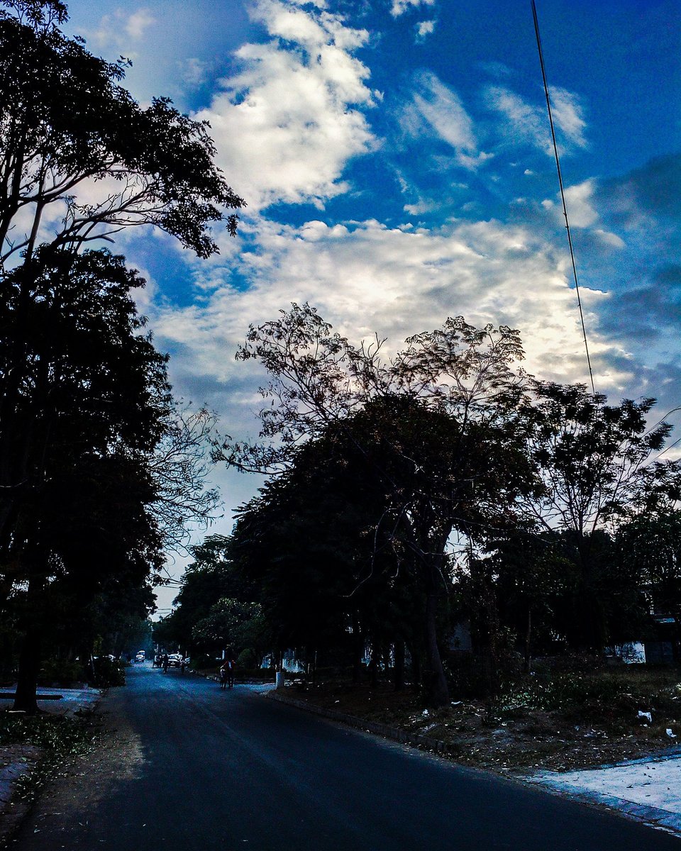 DeepRajMishra17's tweet photo. You've come a long way where the sky is becoming brighter and the roads are literally darkish #TravelDeep🌏 #NewCollection✌ #WorldLover #DeepClick📷 #Earthpix https://t.co/zuPJEEOvF4
