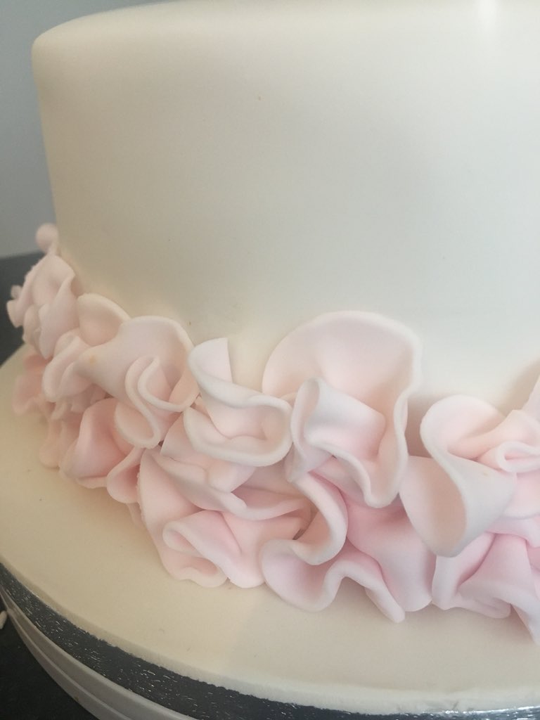 misselliesofcov's tweet photo. Work in progress on a rainy morning - mindfulness icing ! #cakedecorating #coventrycakes #earlsdoncakemaker #icingruffles https://t.co/y1vF1tCMnE